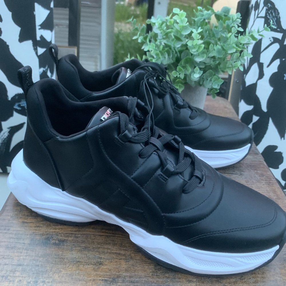NWOT DKNY Women’s Decorah stylish Black and White modern Sneakers